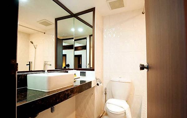 B2 Chang Phueak Gate Premier Hotel room3.jpg
