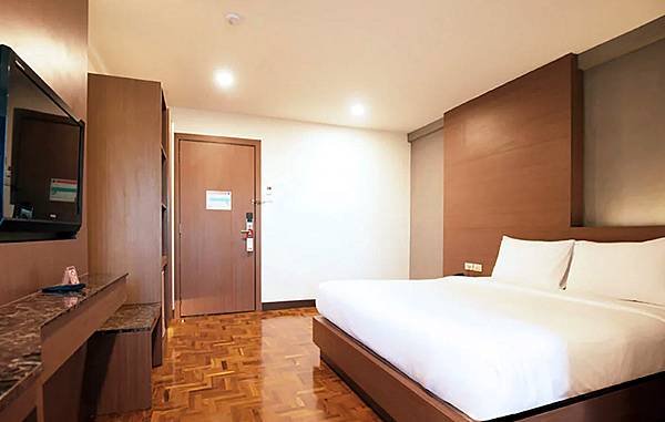 B2 Chang Phueak Gate Premier Hotel room.jpg