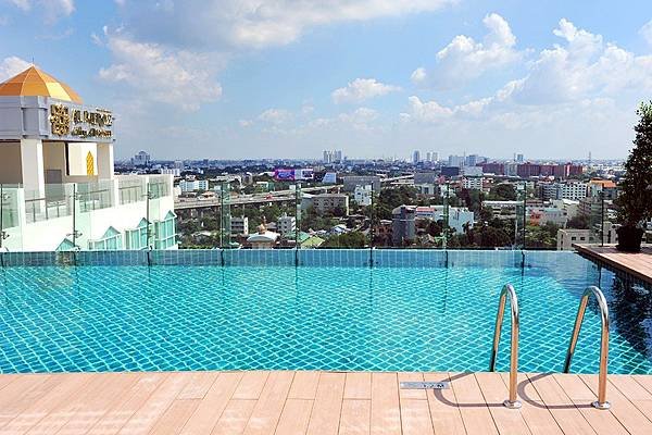Al Meroz Hotel Bangkok Hotel pool.jpg