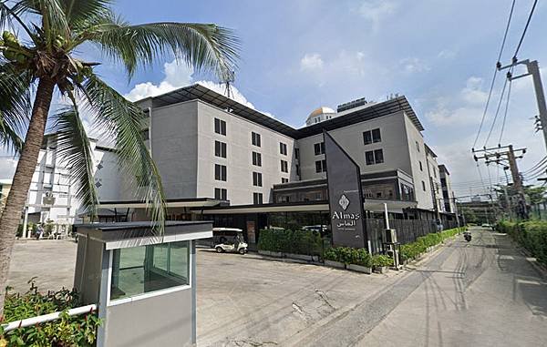 Almas Hotel Bangkok Parking Lot.jpg