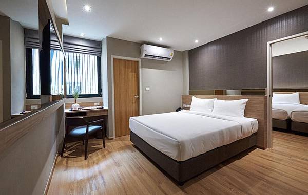 Almas Hotel Bangkok Halal Hotel room.jpg