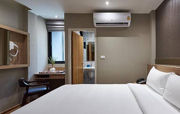 Almas Hotel Bangkok Halal Hotel room1.jpg