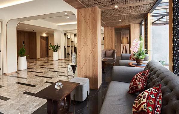 Almas Hotel Bangkok Halal Hotel lobby.jpg