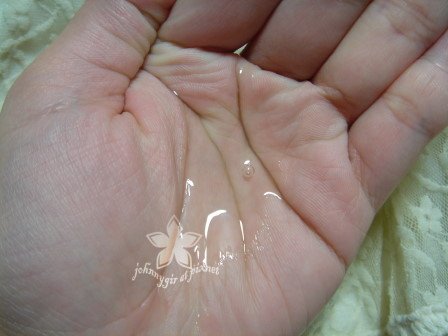舒妃馬油添加髮質復原調理膠囊-擠到手上.jpg