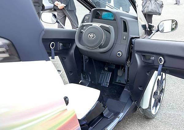 toyota-iroad-interior2-toyota.jpg