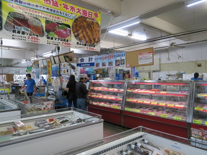 裡頭還真有點像是小型的海鮮市場