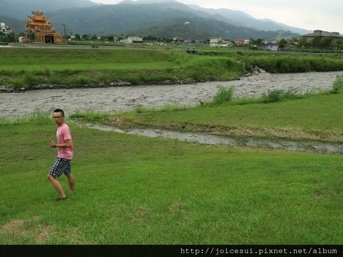 溪水很湍急阿