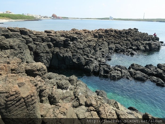 常年受到海浪侵蝕，而形成狹長的海蝕溝