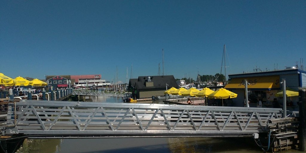 老艾阿公與海琪阿孫的背影 20220712_162737_Steveston Village.jpg