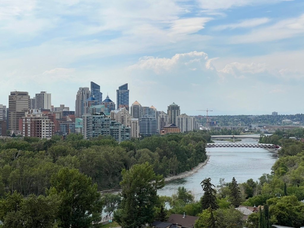 海琪乘著歌聲上學去 20220815_140605_Calgary Crescent Heights Lookout Point.jpg