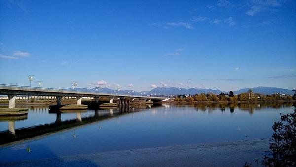 在河堤岸邊悠閒地抽大麻 20231026_112000_Middle Arm Waterfront Greenway.JPG