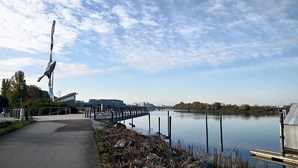 在河堤岸邊悠閒地抽大麻 20231026_104800_Middle Arm Waterfront Greenway.JPG