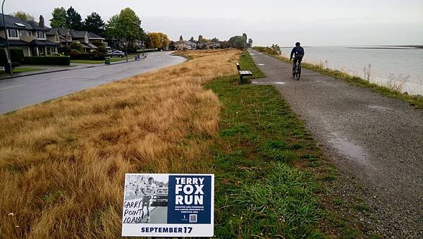 在河堤岸邊悠閒地抽大麻 20230925_104101_Middle Arm Waterfront Greenway.JPG