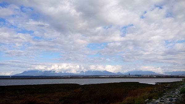 在河堤岸邊悠閒地抽大麻 20231023_110300_Middle Arm Waterfront Greenway.JPG