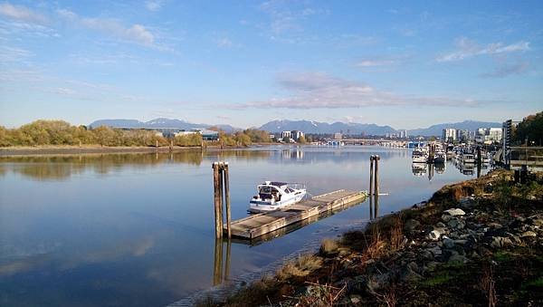 在河堤岸邊悠閒地抽大麻 20231026_103800_Middle Arm Waterfront Greenway.JPG