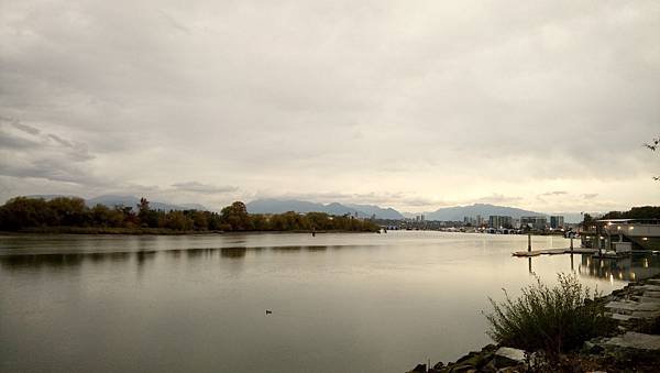 在河堤岸邊悠閒地抽大麻 20231009_073800_Middle Arm Waterfront Greenway.JPG