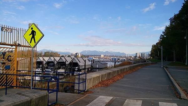 在河堤岸邊悠閒地抽大麻 20231026_104200_Middle Arm Waterfront Greenway.JPG