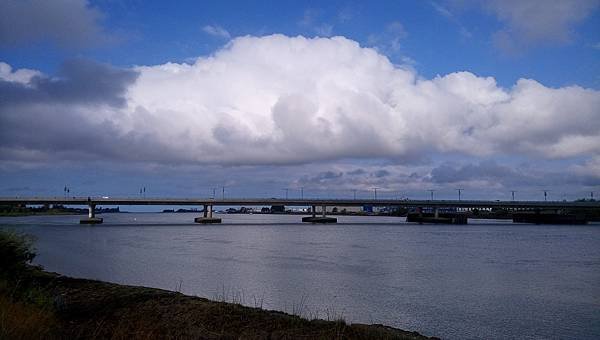 在河堤岸邊悠閒地抽大麻 20230929_101100_Middle Arm Waterfront Greenway.JPG