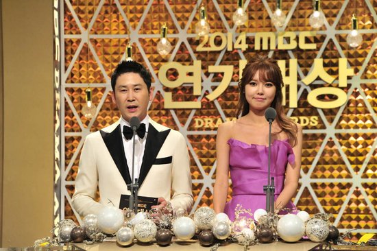 05_2014_MBC演技大賞_申東燁&amp;少女時代成員秀英.jpg