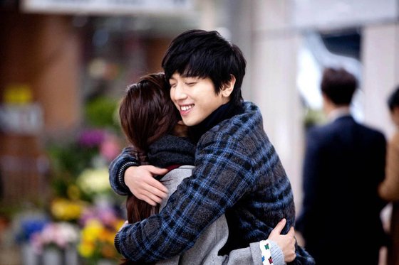 CNBLUE鄭容和曝《One Fine Day》MV照 擁抱熱吻羨煞粉絲 _1