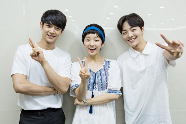 《因為第一次》臺詞排練 SHINee瑉豪樸素丹詮釋熱血青春 _2.jpg