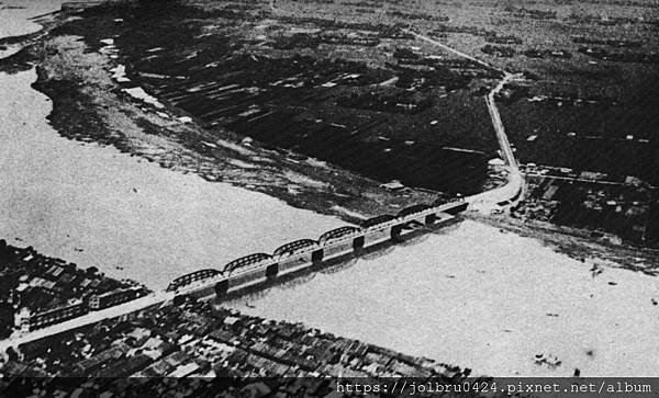 1925年日治時期的第三代台北大橋鐵橋，圖中上方為三重地區.jpg