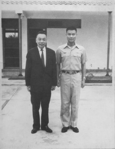 蔣經國與吳載熙合影於黑貓中隊空勤宿舍.jpg