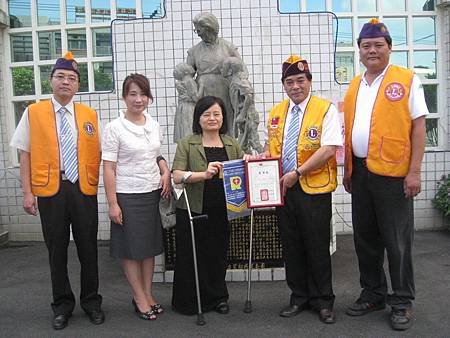 二林國際獅子會捐贈8000元給喜樂保育院.jpg