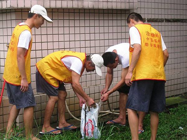 正在清理水溝