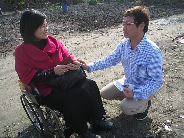 喜樂保育院院長林玉嫦(左)與易鼎活蝦董事長戴勝堂(右)聊天