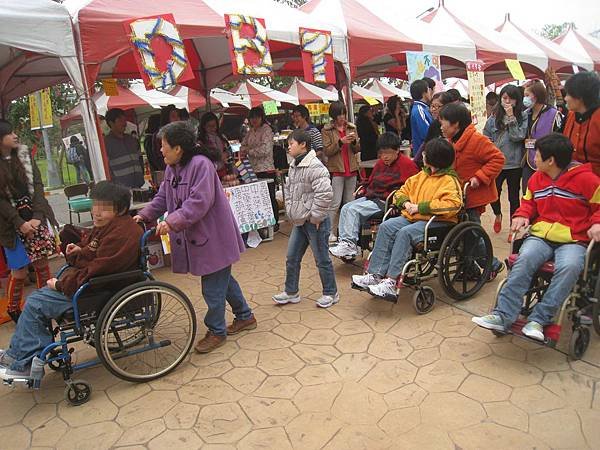 表演完開始逛園遊會嚕