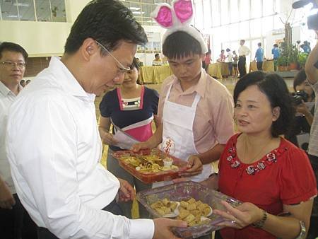 卓伯源縣長試吃喜樂月餅