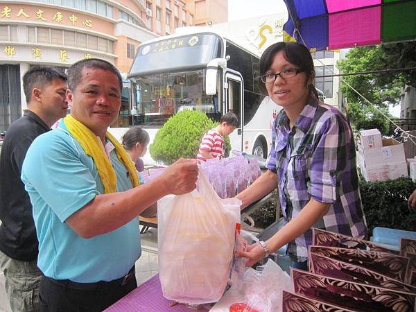 利錫章總幹事領取預購水餃