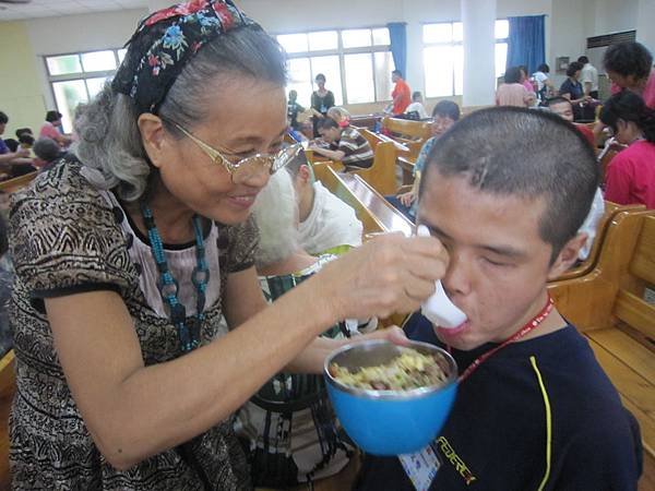 周金香前部長用心的協助餵食