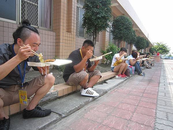 中午享用喜樂便當與喜樂水餃