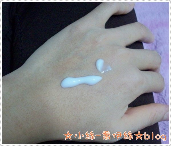 1手擠乳液.jpg