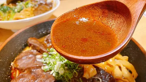 桃園牛肉麵推薦│集英會牛肉麵-武陵店，推宮廷麻辣牛肉麵，涼拌魚皮│桃園美食推薦-27.jpg