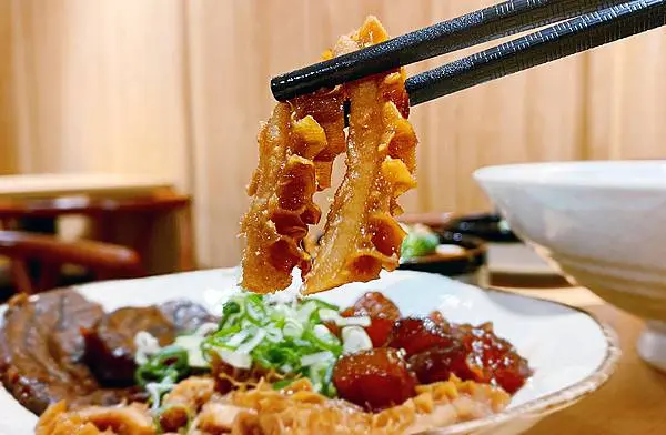 桃園牛肉麵推薦│集英會牛肉麵-武陵店，推宮廷麻辣牛肉麵，涼拌魚皮│桃園美食推薦-40.jpg