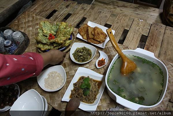 小米飯的眾多配菜，布農族家常餐桌