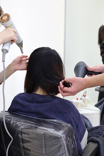 Virus hair salon 24小時髮廊 台中勤美概念