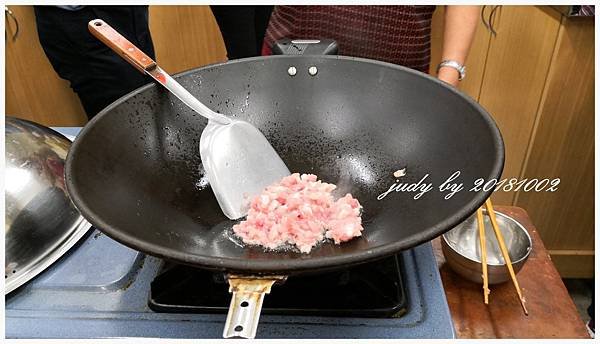 IMG_20181002_193230-豬絞肉下鍋前在肉中加油拌勻再下.jpg