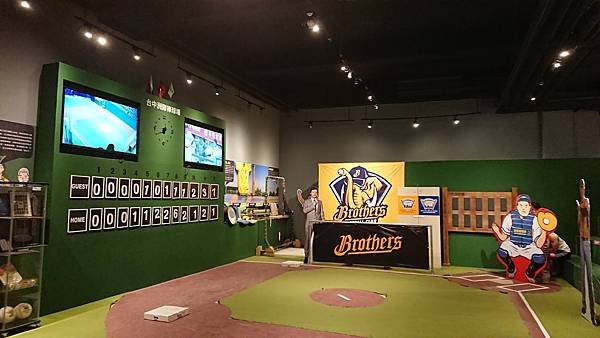 洲際棒球文創園區 adidas旗艦店 第六市場 (室內冷氣之