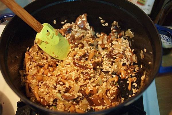 拌入野菇一起炒