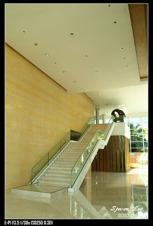 走上二樓餐廳的長梯