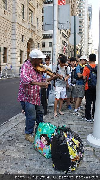 這傢伙給我演奏國歌,害我不給錢都不行  &gt;&lt;