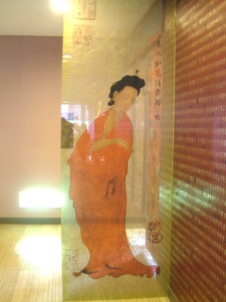 走囉~~大家跟我去女更衣室著裝八?!