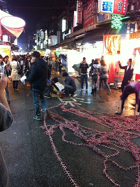 熱鬧的士林夜市 元宵更加是搶搶滾
