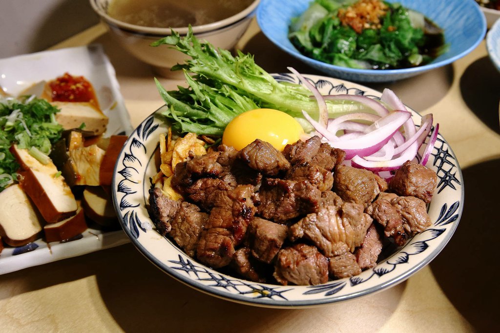 牛山．牛肉麵．燒肉飯，桃園最難吃到的牛肉麵！超狂清燉牛肉麵滿