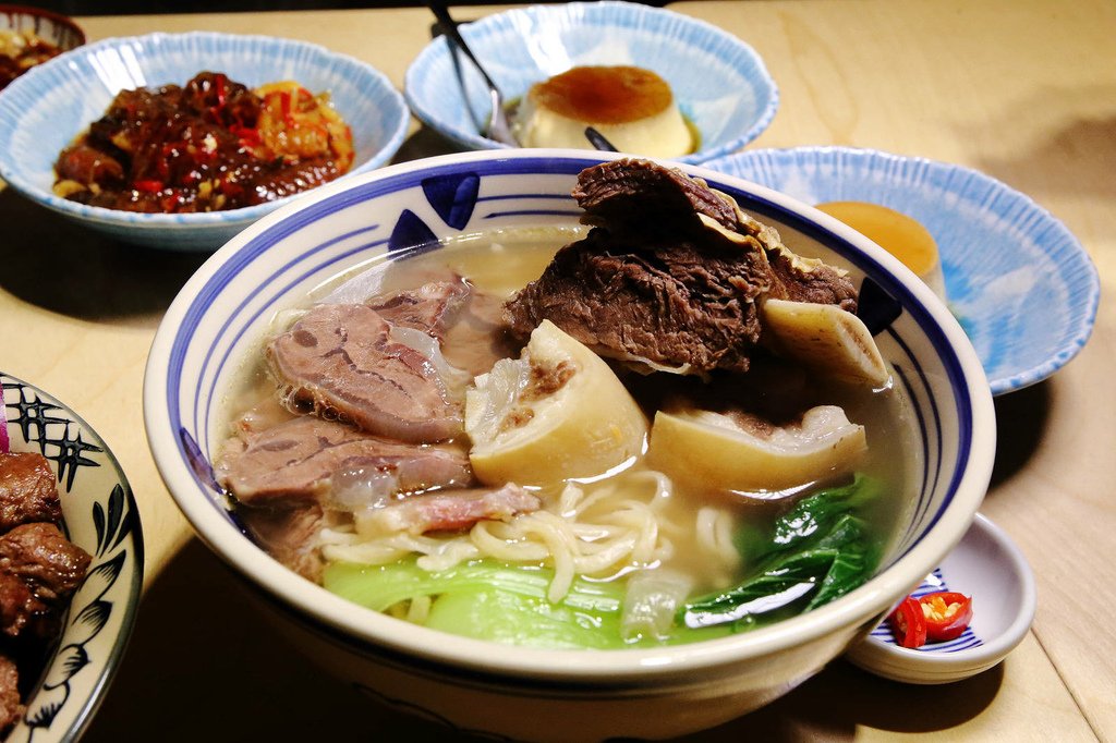 牛山．牛肉麵．燒肉飯，桃園最難吃到的牛肉麵！超狂清燉牛肉麵滿