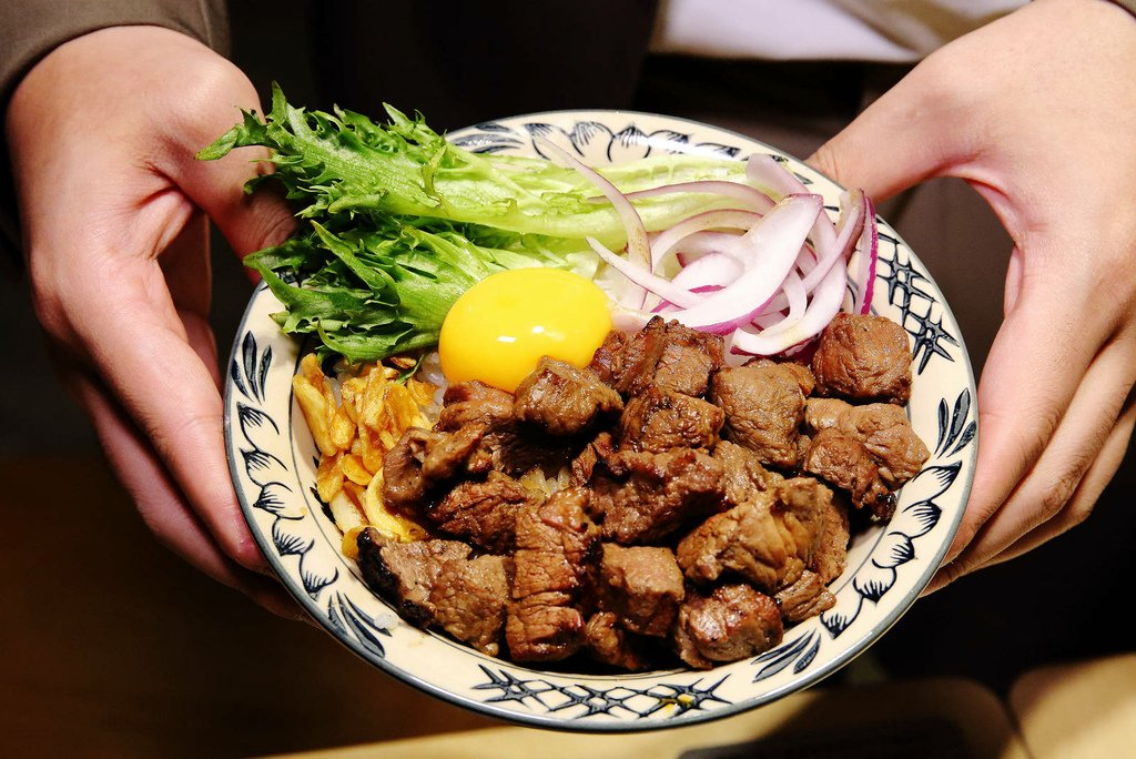 牛山．牛肉麵．燒肉飯，桃園最難吃到的牛肉麵！超狂清燉牛肉麵滿